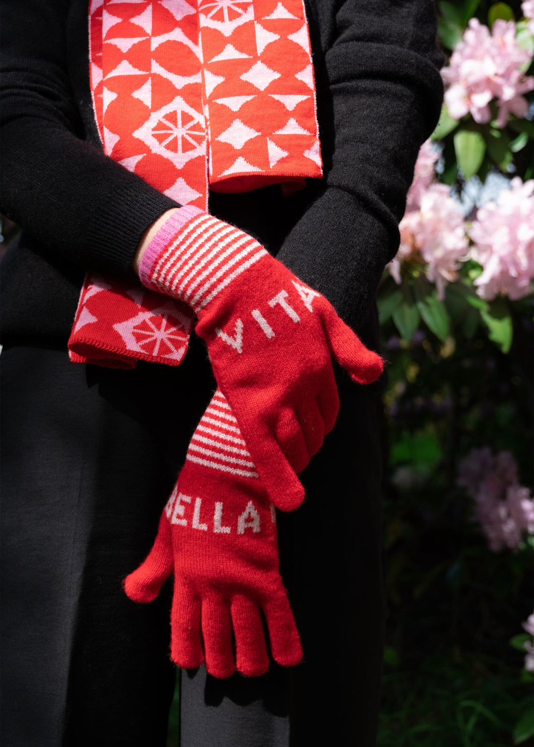Vita Bella Gloves in Red and Pink